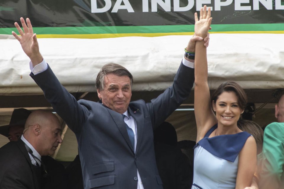 Presidente Bolsonaro e Michelle discursam para apoiadores e público presente em cima de um carro de som após o desfile do 7 de setembro