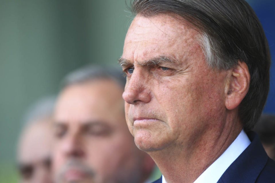 Bolsonaro franze o olho enquanto olha para frente datafolha - Metrópoles