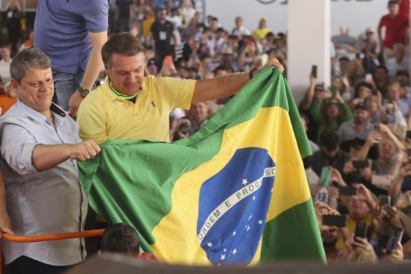 Ex-presidente Jair Bolsonaro (PL) e o governador Tarcísio de Freitas (Republicanos) com bandeira do brasil - Metrópoles