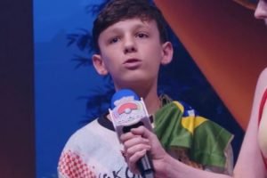 Na foto, um menino com microfone e bandeira do brasil - Metrópoles