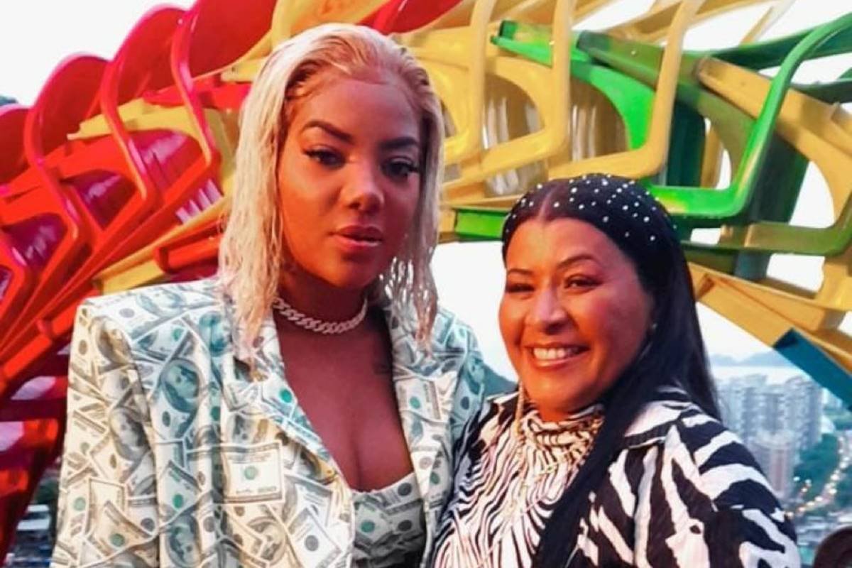 Ludmilla de peruca curta loira com MC Katia - metrópoles
