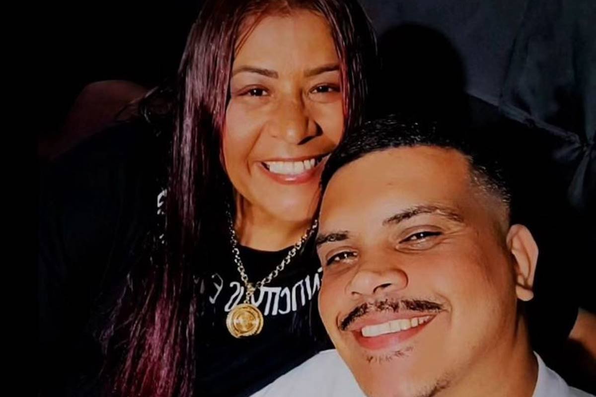 rosto de mc katia, que sorri ao lado do marido, um homem moreno de bigode - metrópoles