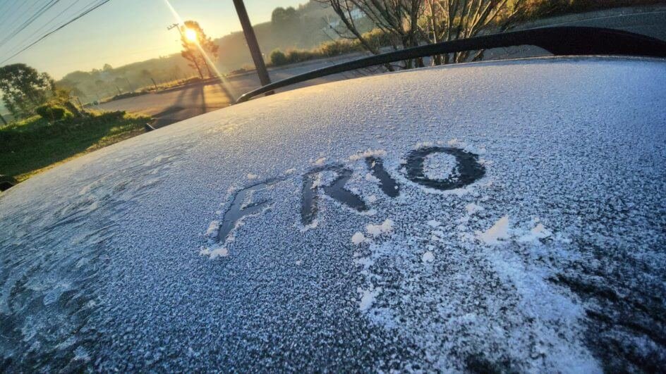 Imagem colorida da palavra "frio" escrita com gelo no capô de um carro - Metrópoles