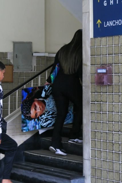 Foto de MC Kátia sendo levada para velório- Metrópoles