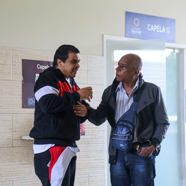 Marido de MC Kátia, Leandro, conhecido como DJ Ld, e um amigo no velório de MC Kátia - Metrópoles
