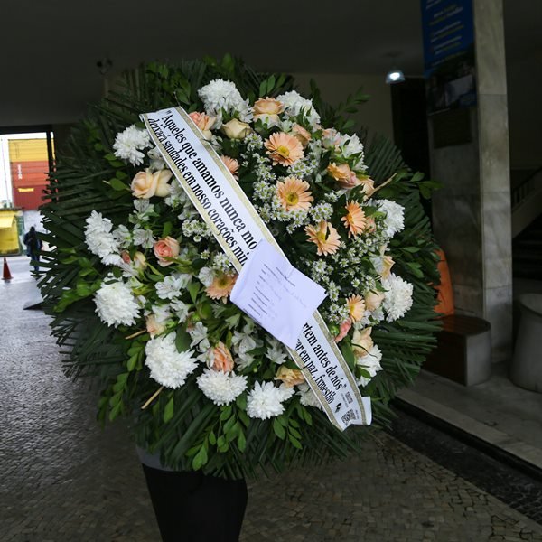 Coroa de flores para MC Kátia - Metrópoles