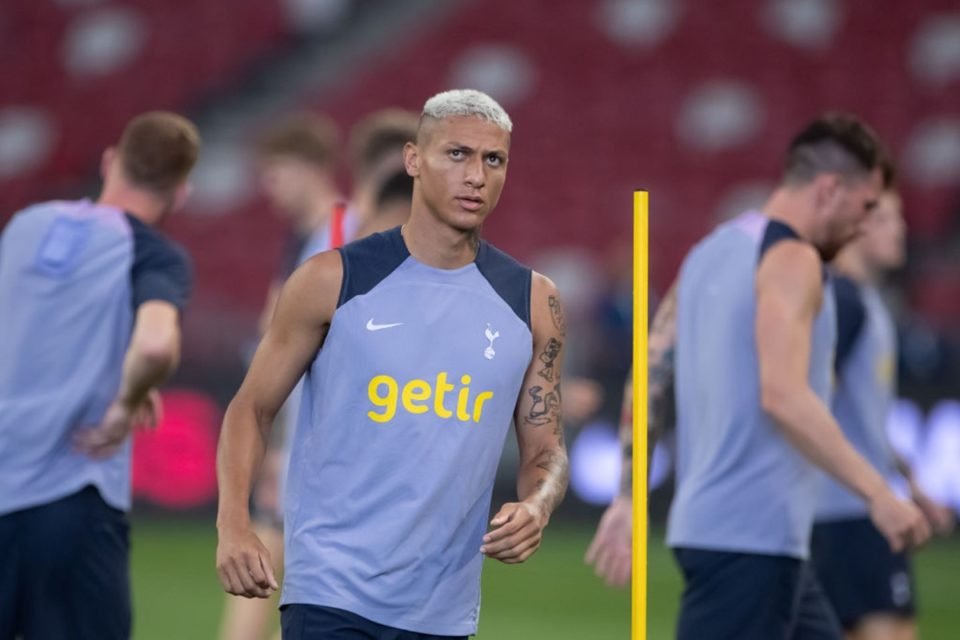 Imagem colorida de Richarlison durante treino - Metrópoles