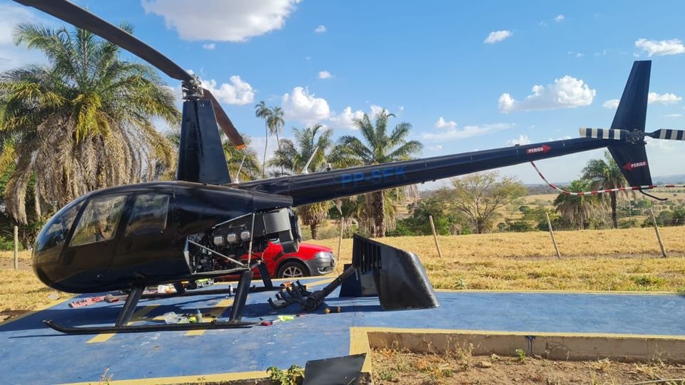 Imagem colorida de helicóptero apreendido pela PF - Metrópoles