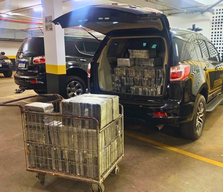 Imagem colorida de carregamento de cocaína apreendido pela PF no Goiás - Metrópoles