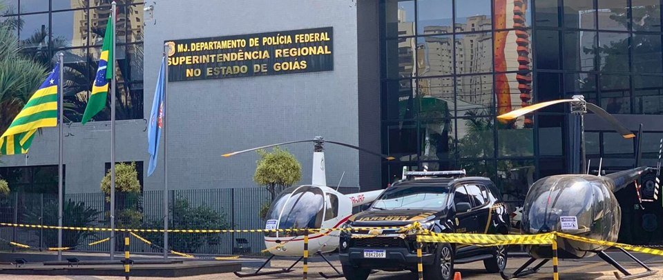Imagem colorida de helicópteros apreendidos pela PF - Metrópoles