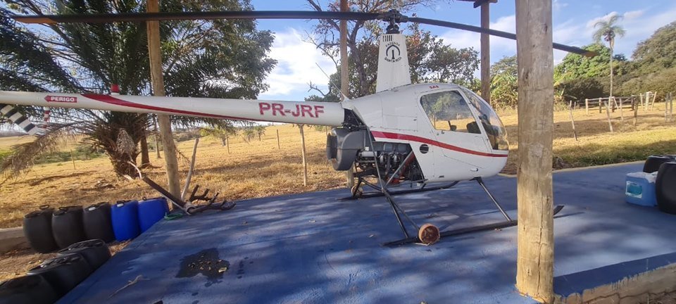 Imagem colorida de helicóptero apreendido pela PF - Metrópoles