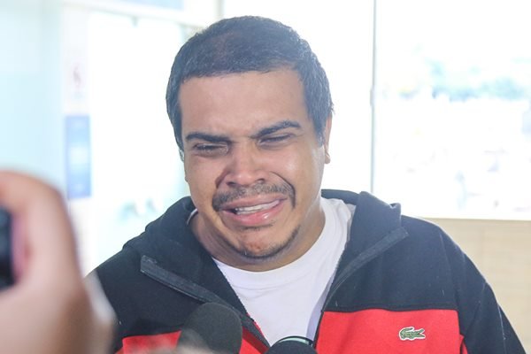 Marido de MC Kátia, Leandro, conhecido como DJ Ld, chorando no velório da cantora - Metrópoles