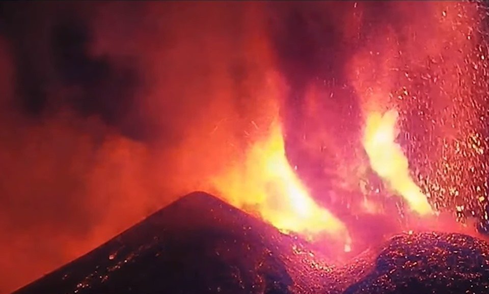 Imagem colorida de erupção no vulcão Etna, Itália - Metrópoles