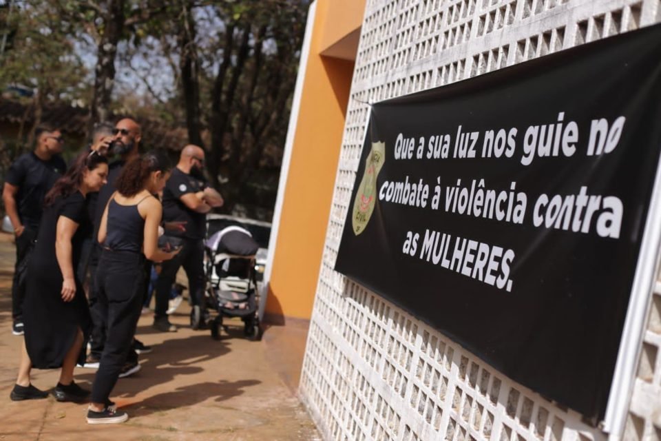 Placa com o símbolo da Polícia Civil