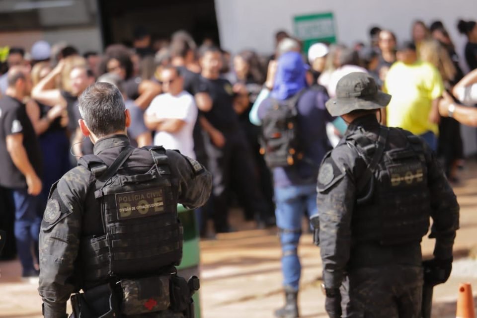 Policiais civis uniformizados participam de velório