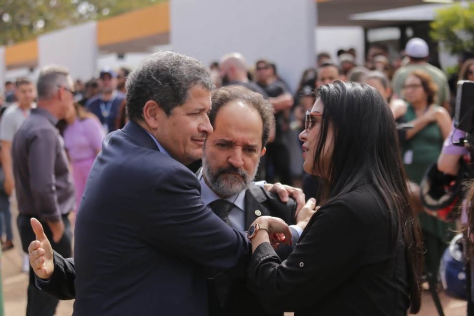 Sandro Avelar fala com mulher de cabelos pretos