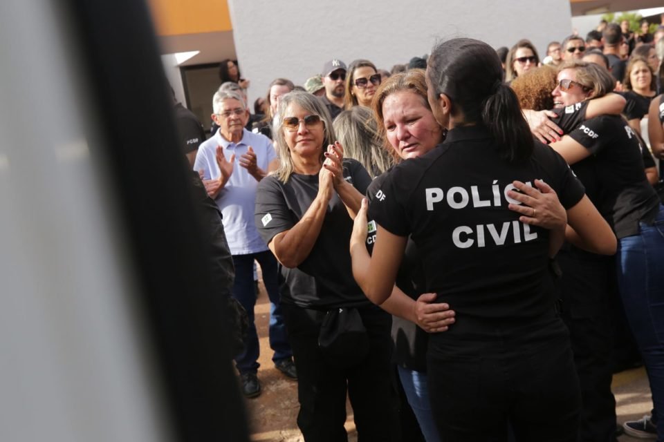 Mulheres da Policia Civil prestam homenagem a Valdéria - Metrópoles