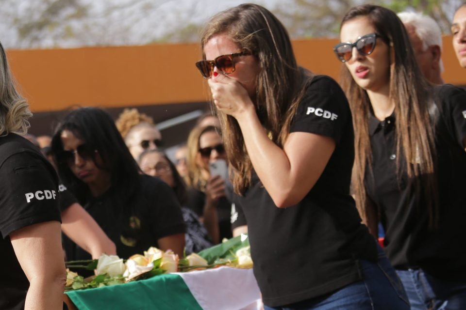 Mulheres da policia civil acompanham o caixão durante o enterro - Metrópoles