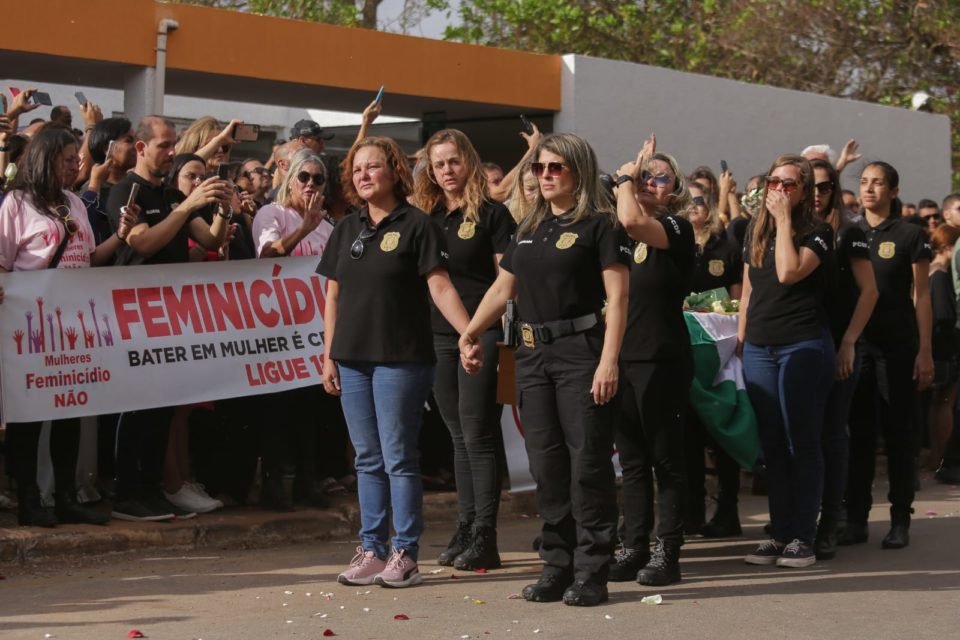 Mulheres da policia civil acompanham o caixão durante o enterro - Metrópoles
