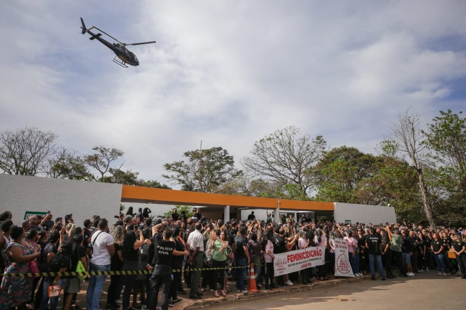 Chuva de pétalas no cemitério Campo da Esperança, na Asa Sul, em homenagem à Valderia da Silva Barbosa Peres, policial civil vítima de feminicídio - Metrópoles