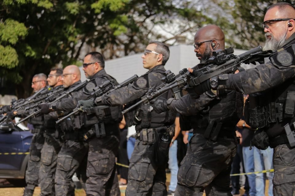 salva de tiros no cemitério Campo da Esperança, na Asa Sul, em homenagem à Valderia da Silva Barbosa Peres, policial civil vítima de feminicídio - Metrópoles