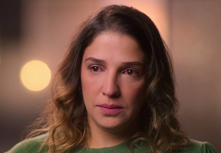 Foto colorida de Ana Carolina Oliveira chorando no documentário Isabella: O Caso Nardoni da Netflix - Metrópoles