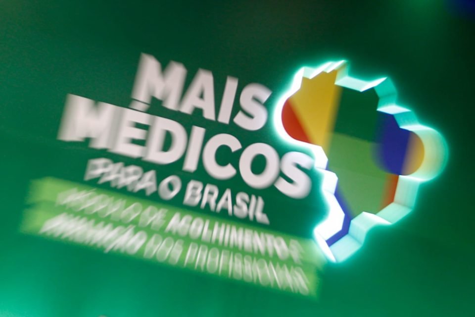 Banner do evento para profissionais do Mais Médicos no primeiro Módulo de Acolhimento e Avaliação do programa - Metrópoles