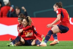 Imagem colorida de jogadoras da Espanha comemoram gol