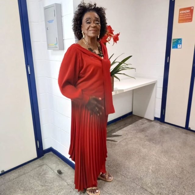 Foto colorida da atriz brasileira Léa Garcia - Metrópoles