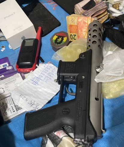 armas e drogas apreendidas com suspeitos de atirar em delegado da PF