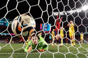 Foto colorida de jogo entre Suécia e Espanha, pela Copa feminina