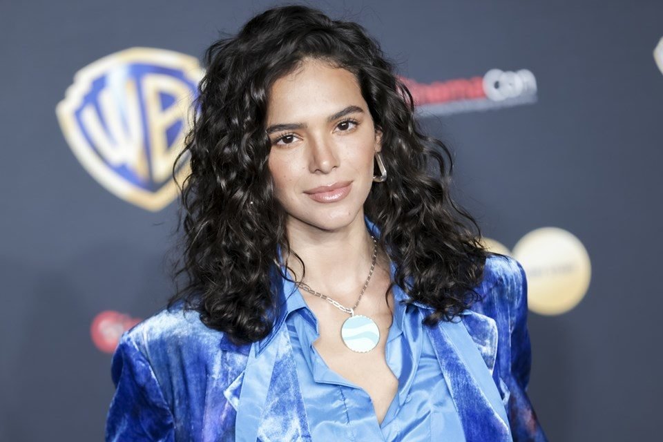 Color photo of Bruna Marquezine.  She is white, has black hair, and wears blue clothes - Metropolis