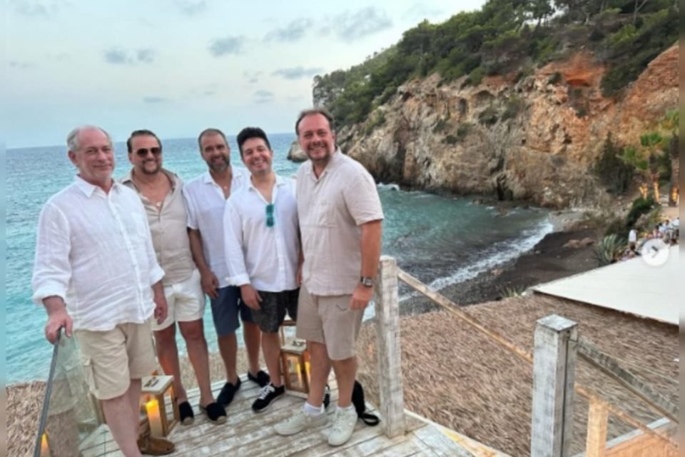Ciro Gomes posa ao lado dos empresários Adrisio Câmara, Fábio Campos, Pedro Gurjão e Adriano Nogueira em beach club em Ibiza