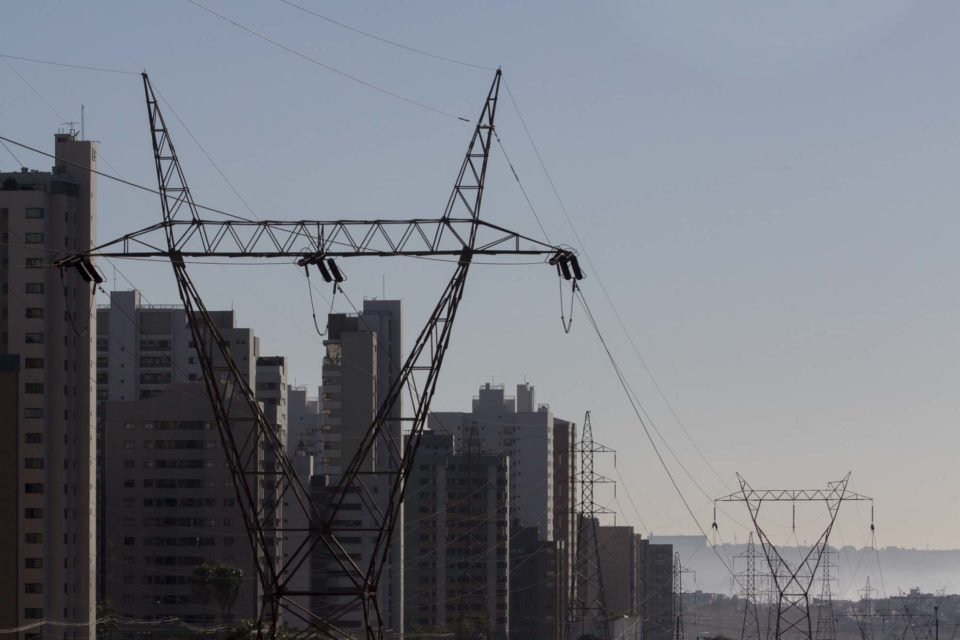 Linhas de transmissão de energia elétrica - Metrópoles