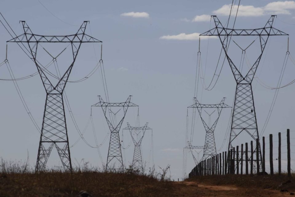 Linhas de transmissão escoam a energia produzida na Usina Hidrelétrica de Itumbiara - Itumbiara (GO)