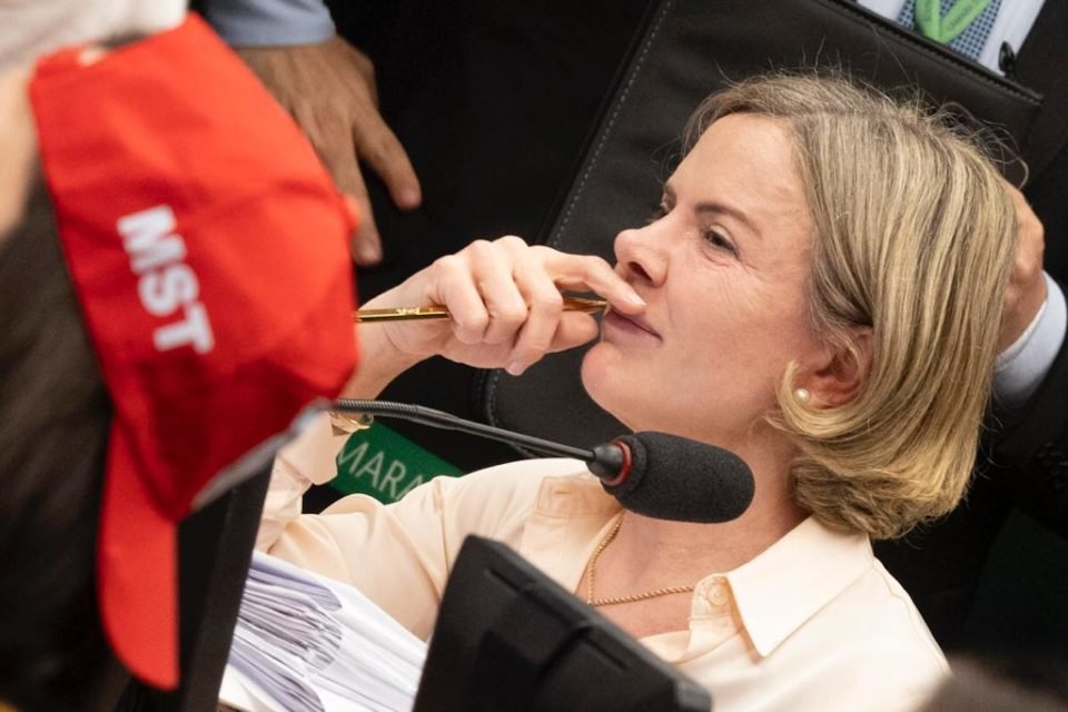Deputada Federal Gleisi Hoffmann durante CPI do MST - metrópoles