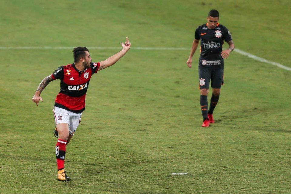 Felipe Vizeu, ex-Flamengo, aparece dando dedo do meio para companheiro de equipe ao comemorar gol - Metrópoles