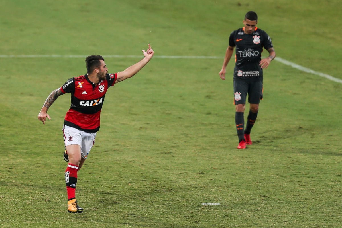 Centroavantes do Flamengo comandam vitória e acirram briga por