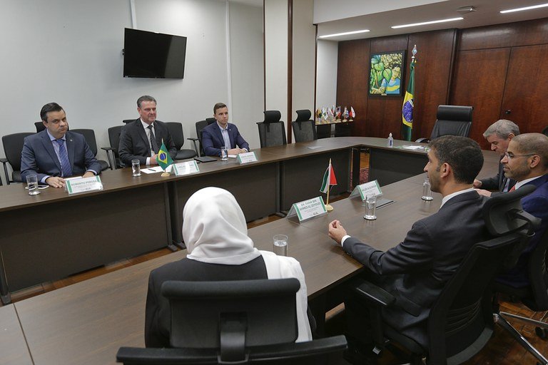 Foto colorida de reunião dos ministros da agricultura do Brasil e dos Emirados Árabes