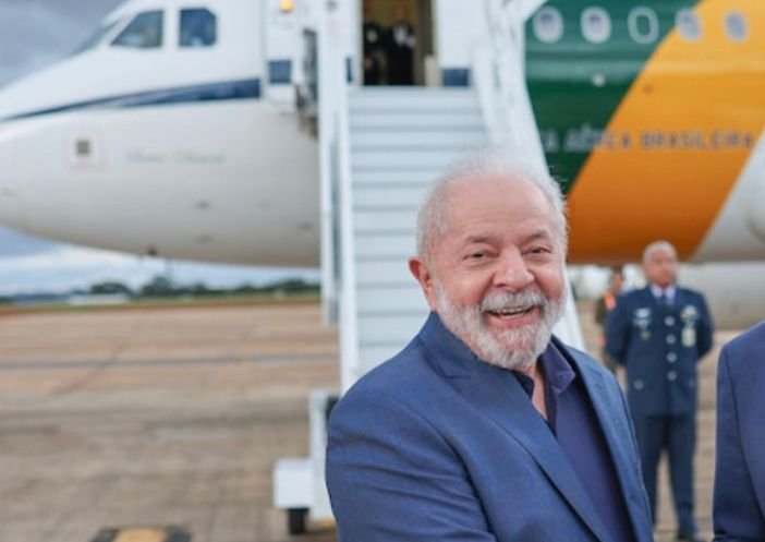 Oposição Em foto colorida, Lula aparece diante do avião presidencial