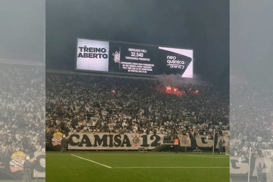 Corinthians bate Coritiba de virada e chega a 11 jogos invicto