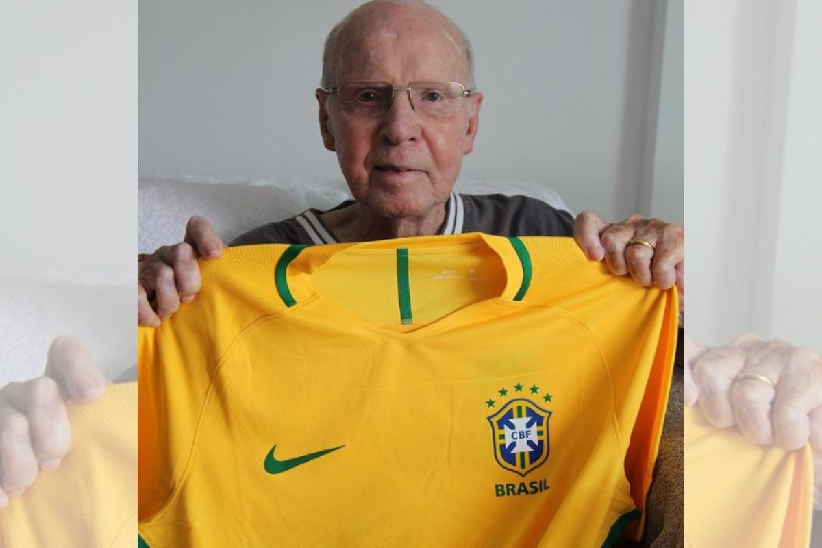 Imagel colorida de Zagallo segurando a camisa do Brasil - Metrópoles