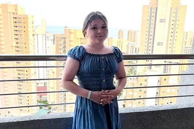 Foto de menina encostada em batente - Metrópoles