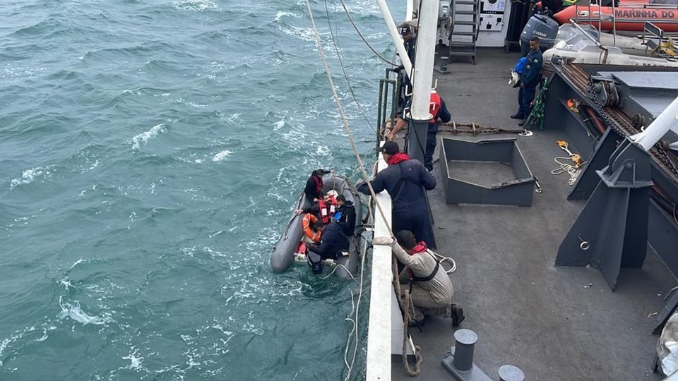 Imagem colorida de equipe de resgate da Marinha com turista argentino - Metrópoles