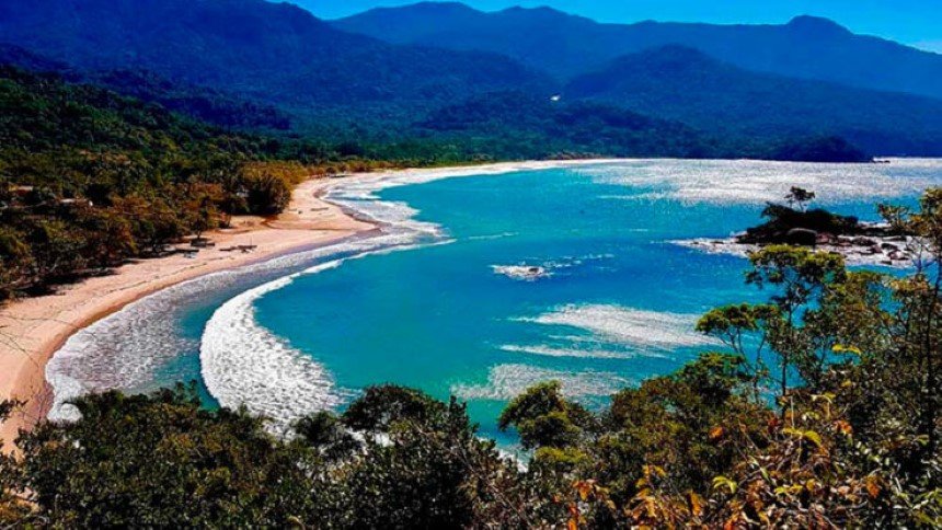 foto colorida mostra praia sob sol forte na Baía dos Castelhanos, no litoral norte