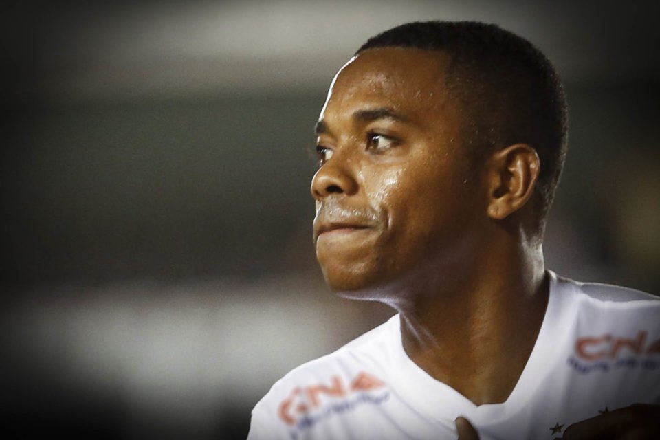 Robinho do Santos após marcar o gol marcado durante jogo entre Santos e Figueirense do Brasileirão Série A 2014 - metrópoles