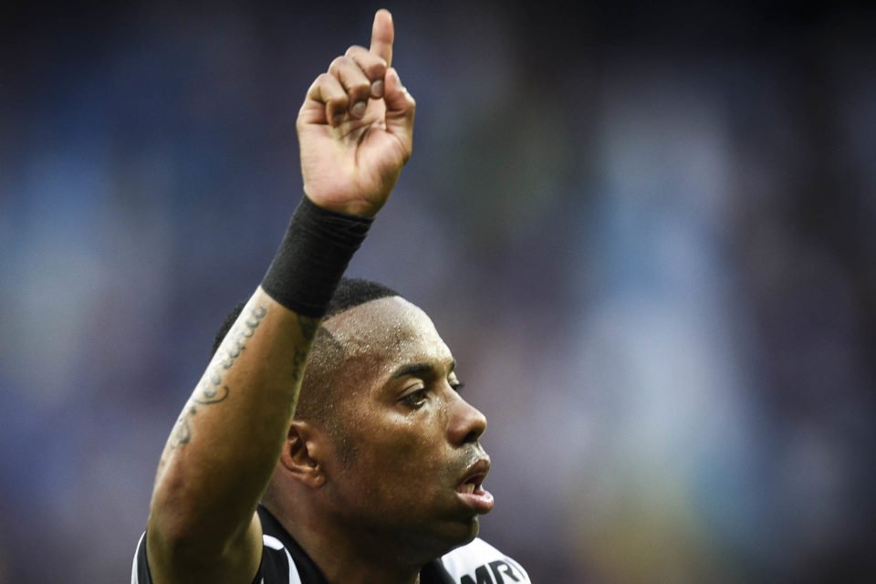 Robinho aponta para cima durante partida de futebol - Metrópoles