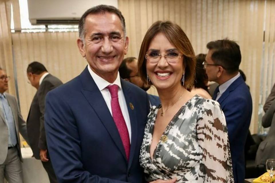 Imagem colorida mostra o casal Waldez Goes, ministro do governo Lula, e Marília Góes - Metrópoles