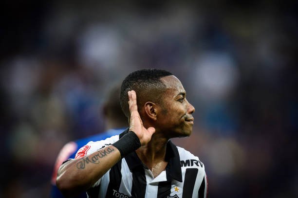 Foto colorida de Robinho, com a camisa do Santos