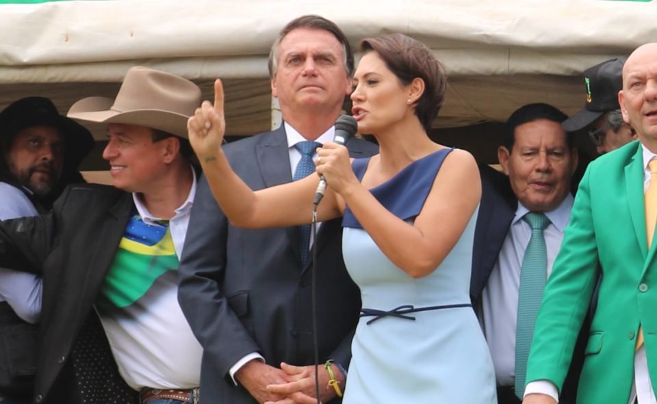 imagem colorida de Michelle Bolsonaro e o marido Jair Bolsonaro
